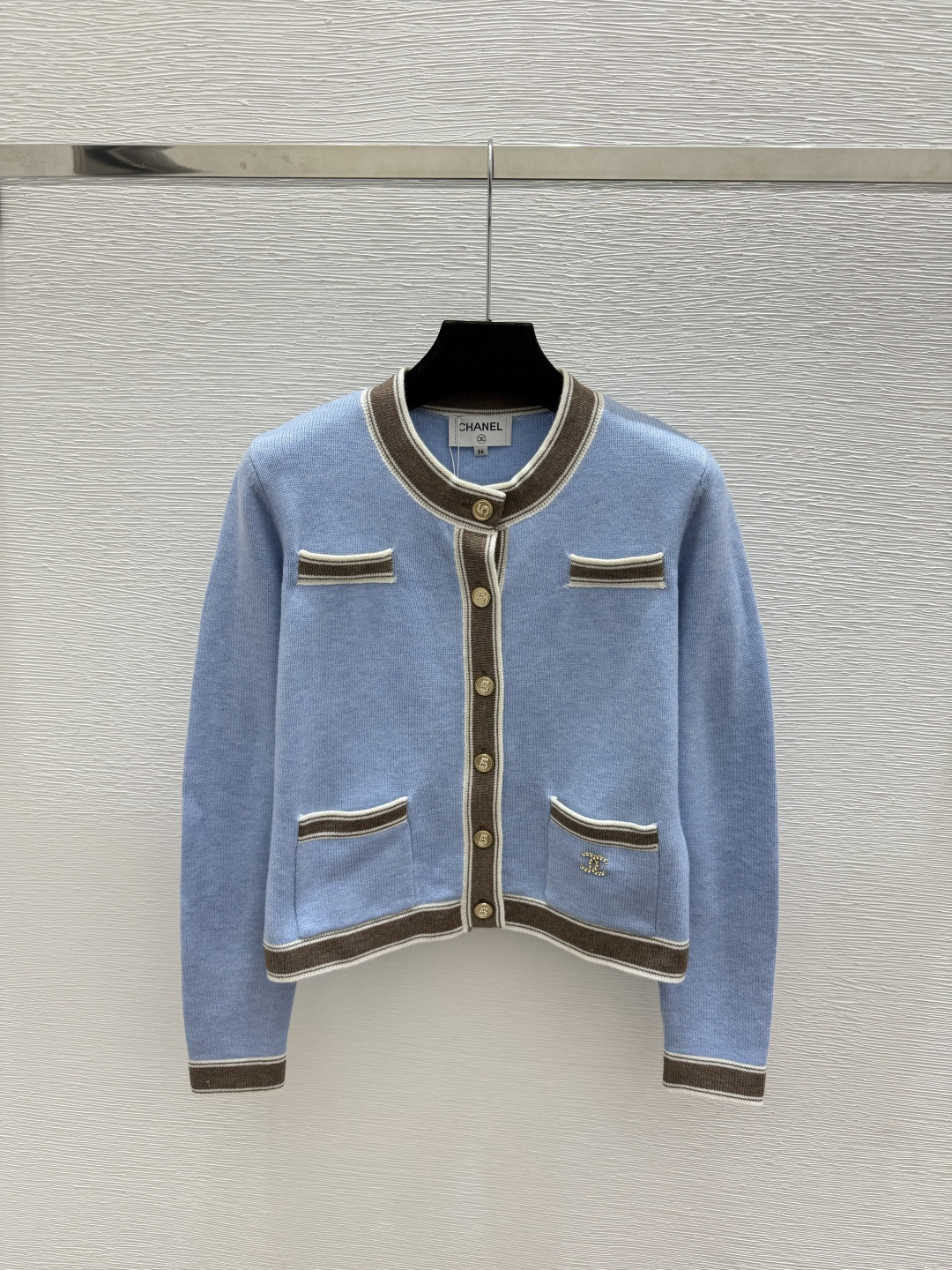 🆕CH家🆕  早秋新款  撞色简约圆领针织长袖开衫 颜色：杏色 蓝色 宝蓝 尺码：36.38.40      