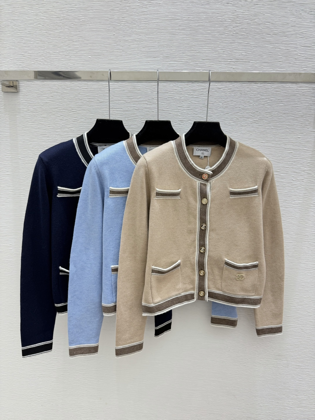 🆕CH家🆕  早秋新款  撞色简约圆领针织长袖开衫 颜色：杏色 蓝色 宝蓝 尺码：36.38.40      