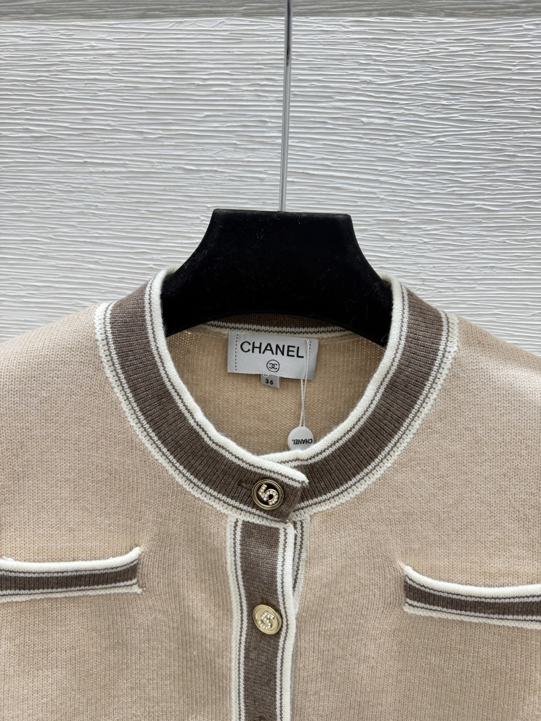 🆕CH家🆕  早秋新款  撞色简约圆领针织长袖开衫 颜色：杏色 蓝色 宝蓝 尺码：36.38.40      