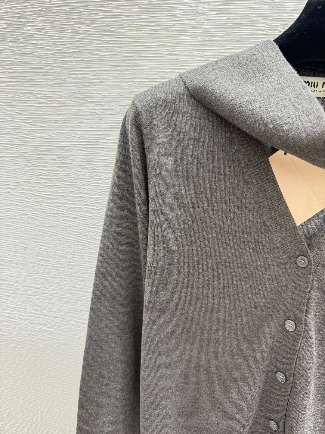 🆕M家🆕  早秋新款  纯色简约V领针织长袖开衫 颜色：灰色 宝蓝 尺码：36.38.40      