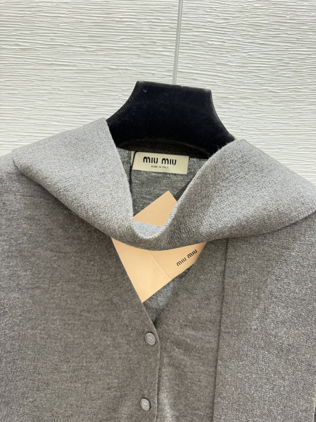 🆕M家🆕  早秋新款  纯色简约V领针织长袖开衫 颜色：灰色 宝蓝 尺码：36.38.40      