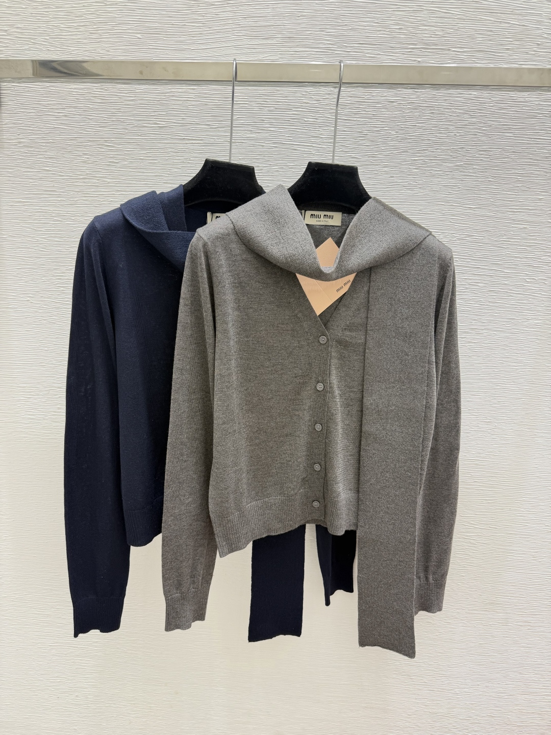 🆕M家🆕  早秋新款  纯色简约V领针织长袖开衫 颜色：灰色 宝蓝 尺码：36.38.40      