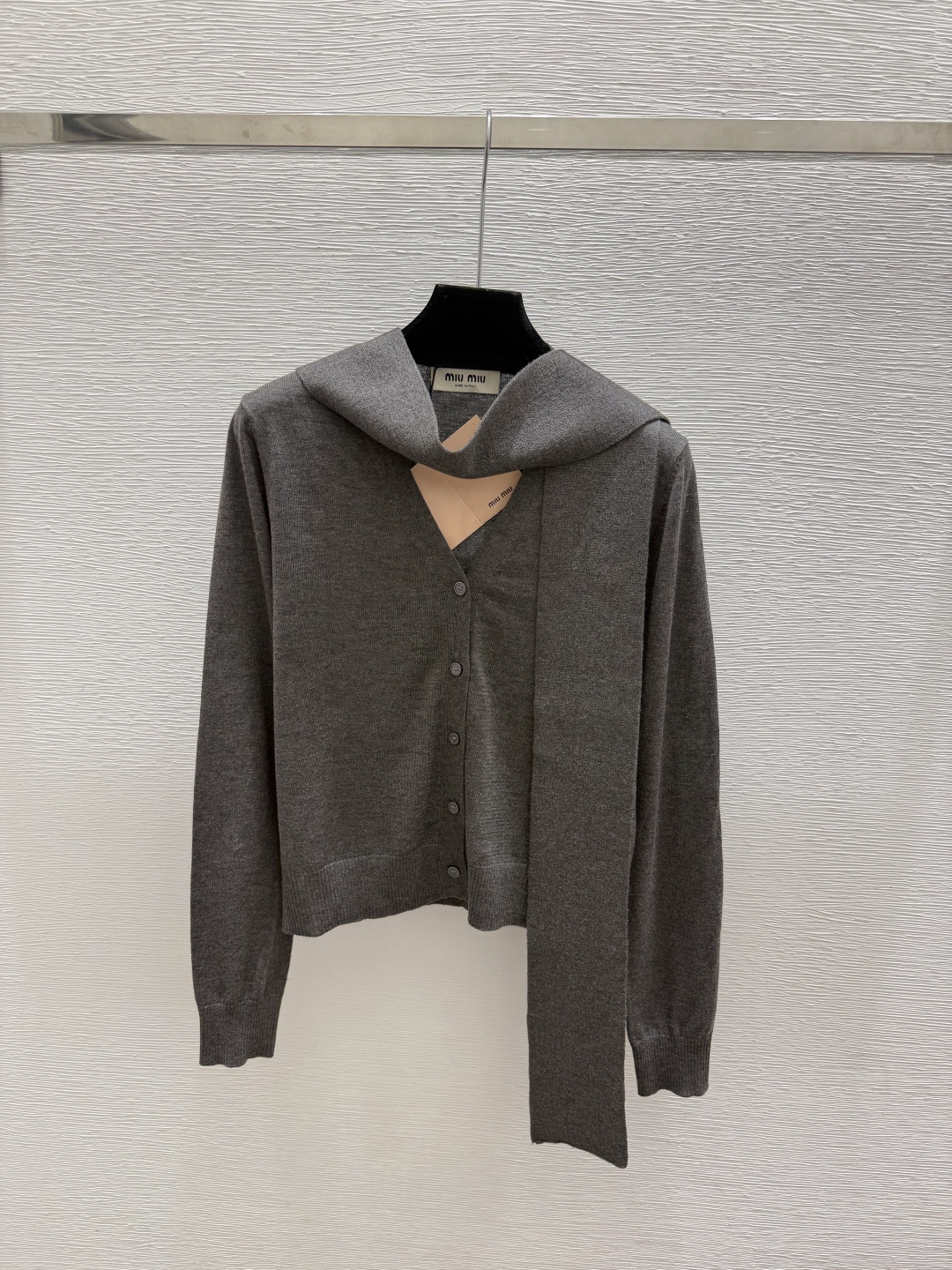 🆕M家🆕  早秋新款  纯色简约V领针织长袖开衫 颜色：灰色 宝蓝 尺码：36.38.40      