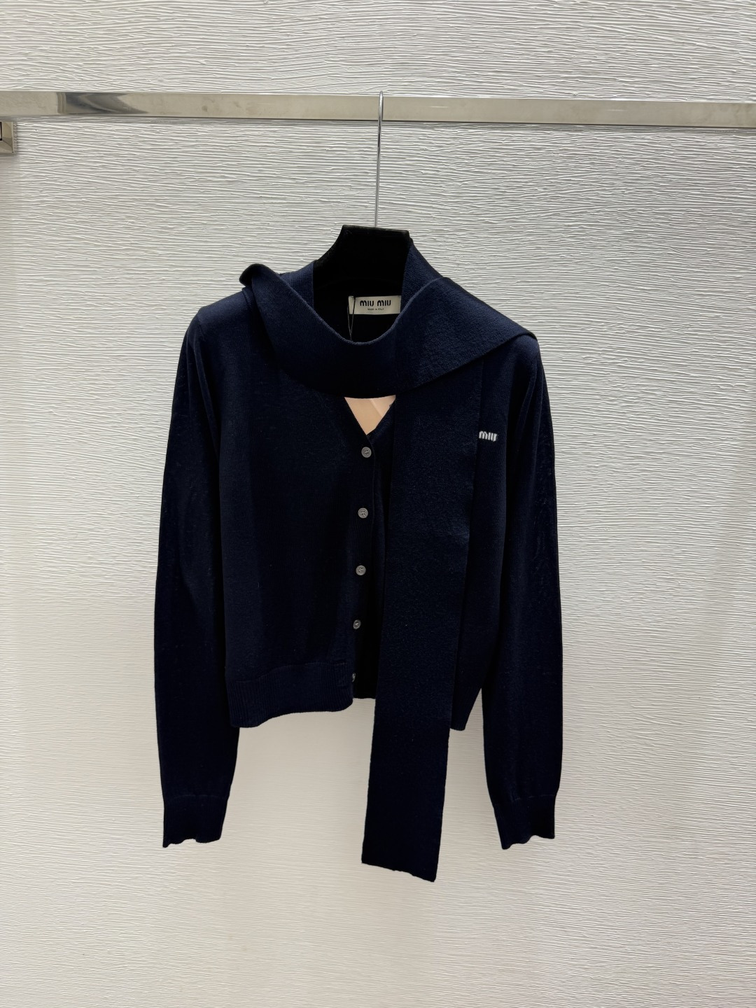 🆕M家🆕  早秋新款  纯色简约V领针织长袖开衫 颜色：灰色 宝蓝 尺码：36.38.40      