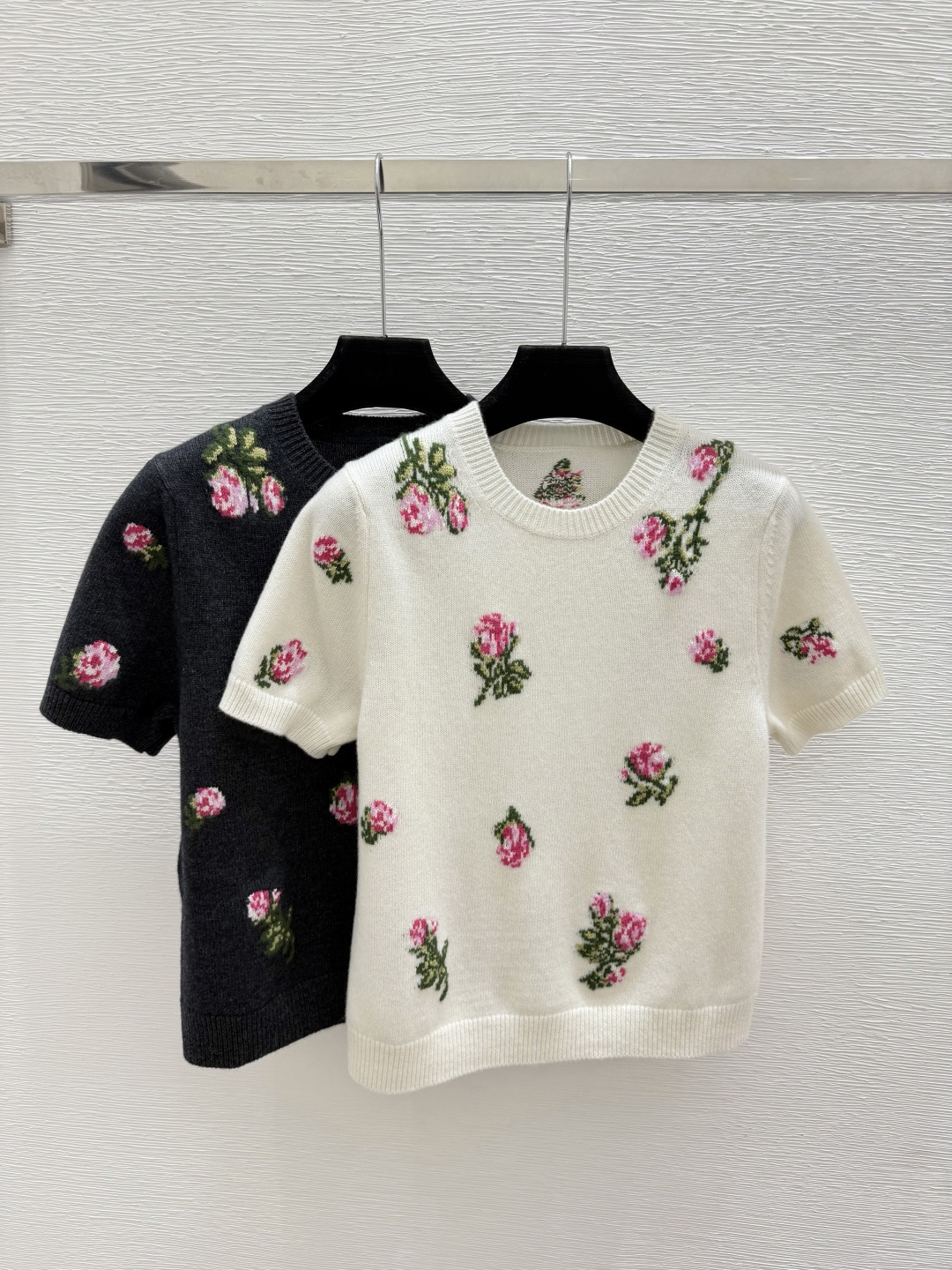 🆕ER家🆕  早秋新款  撞色花卉圆领针织短袖 颜色：白色 灰色 尺码：36.38.40      
