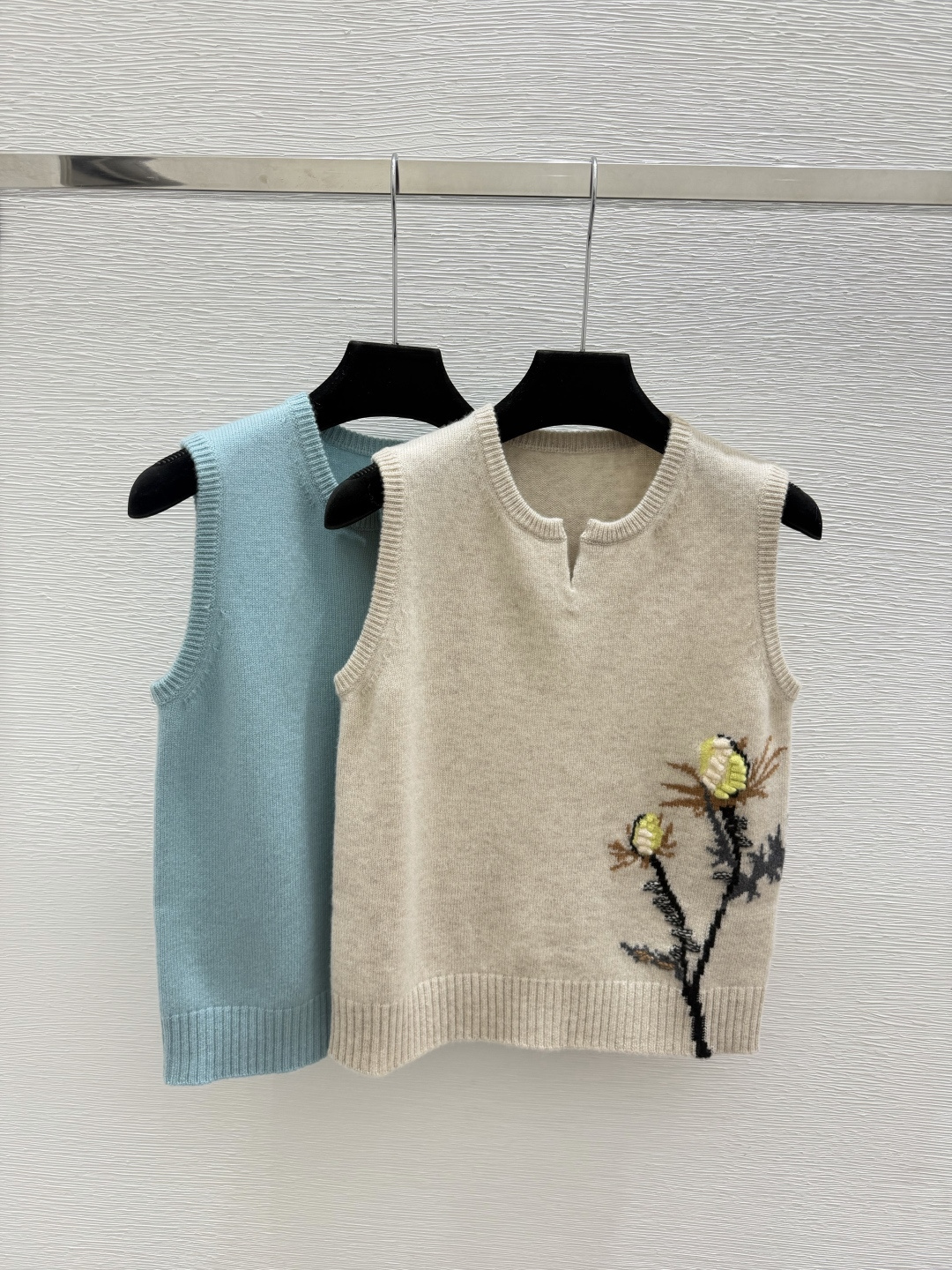 🆕ER家🆕  早秋新款  撞色花卉圆领针织背心 颜色：杏色 蓝色 尺码：36.38.40      
