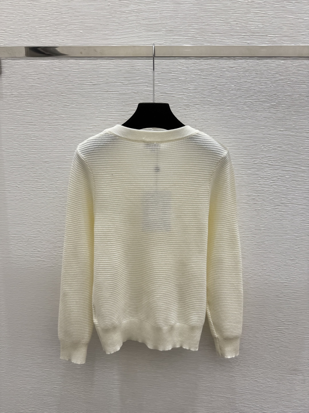 🆕CH家🆕  早秋新款  纯色简约V领针织长袖开衫 颜色：白色 黑色 尺码：36.38.40      