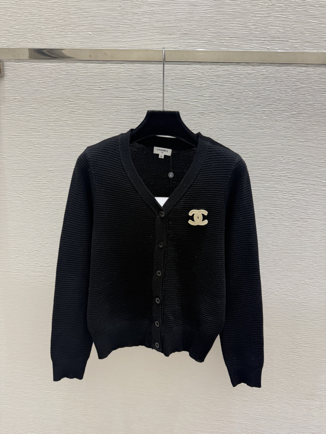 🆕CH家🆕  早秋新款  纯色简约V领针织长袖开衫 颜色：白色 黑色 尺码：36.38.40      