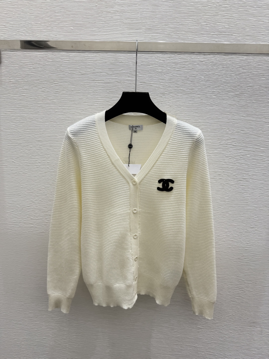 🆕CH家🆕  早秋新款  纯色简约V领针织长袖开衫 颜色：白色 黑色 尺码：36.38.40      