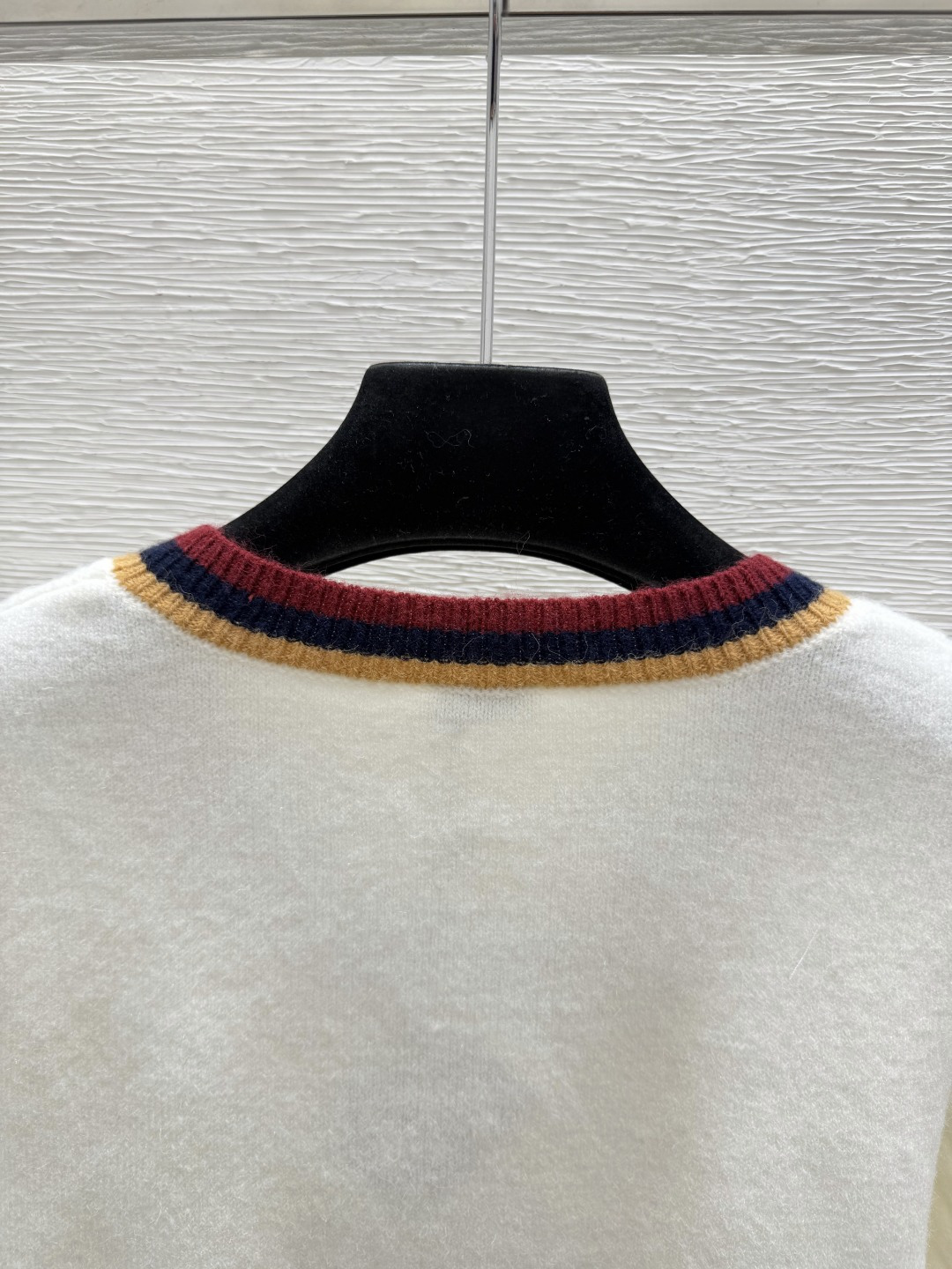 🆕LO家🆕  早秋新款  撞色简约圆领针织长袖 颜色：白色  尺码：36.38.40      