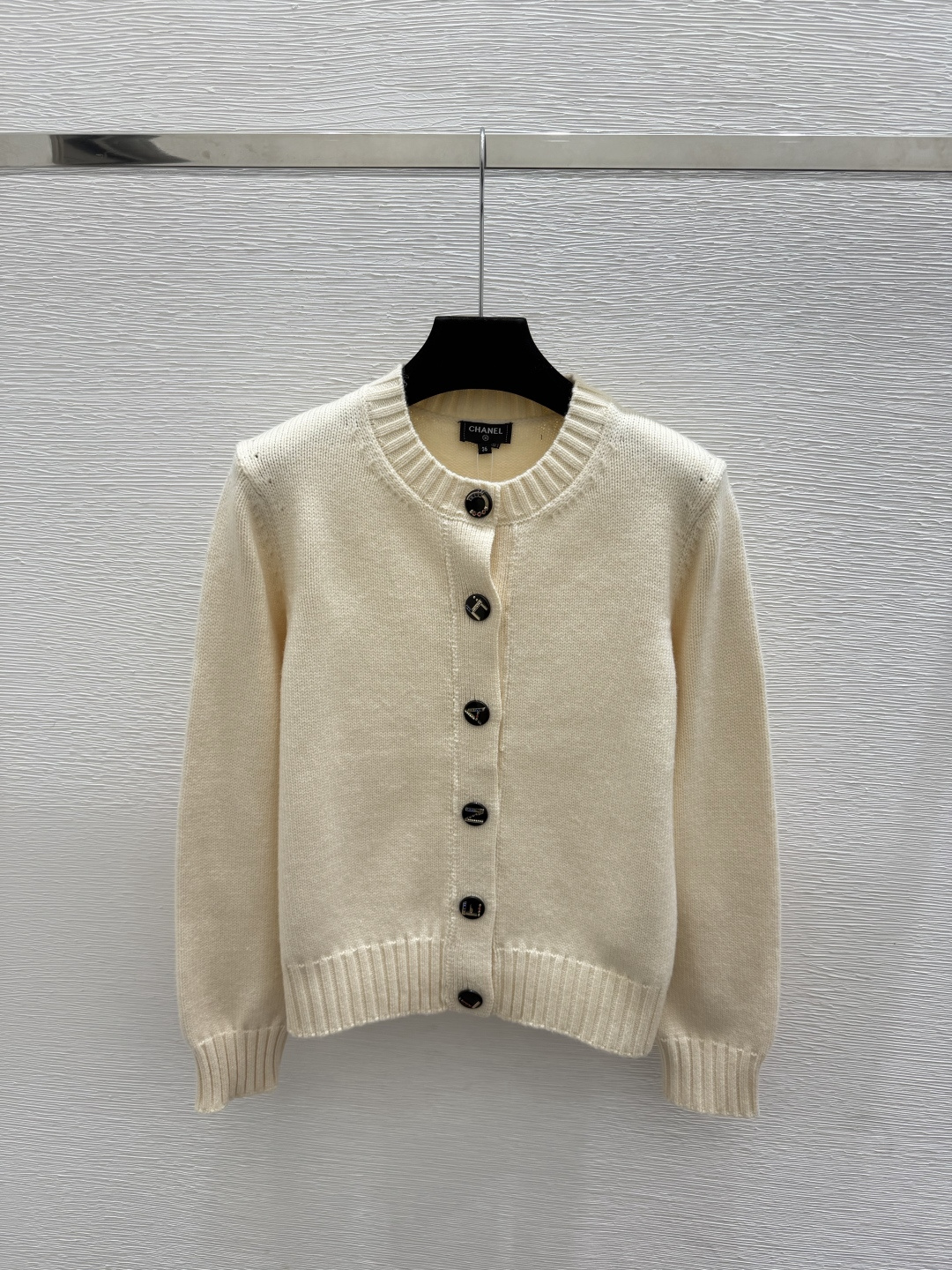 🆕CH家🆕  早秋新款  纯色简约圆领针织长袖开衫 颜色：杏色 黑色 尺码：36.38.40      