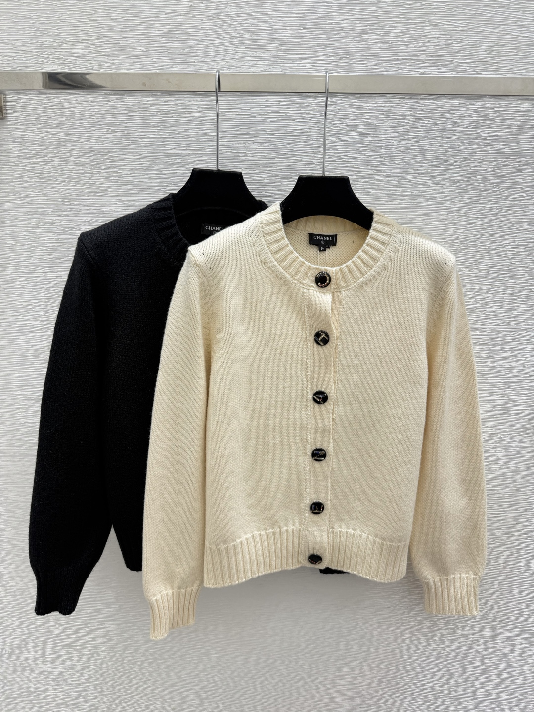 🆕CH家🆕  早秋新款  纯色简约圆领针织长袖开衫 颜色：杏色 黑色 尺码：36.38.40      