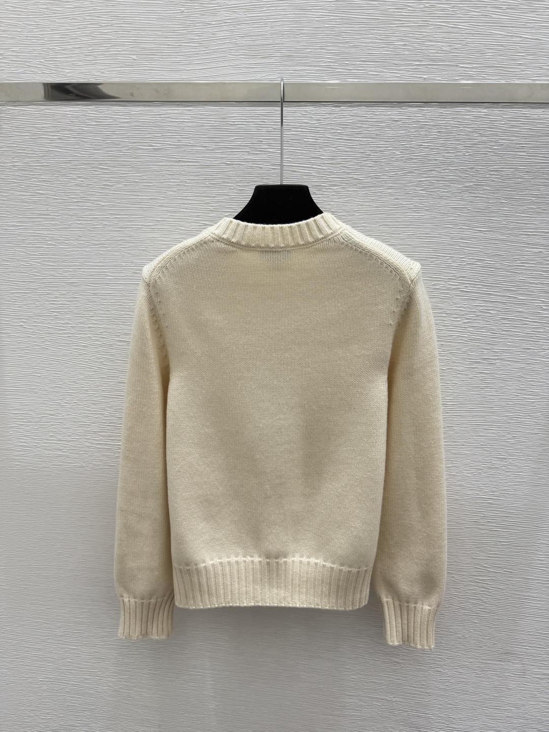🆕CH家🆕  早秋新款  纯色简约圆领针织长袖开衫 颜色：杏色 黑色 尺码：36.38.40      