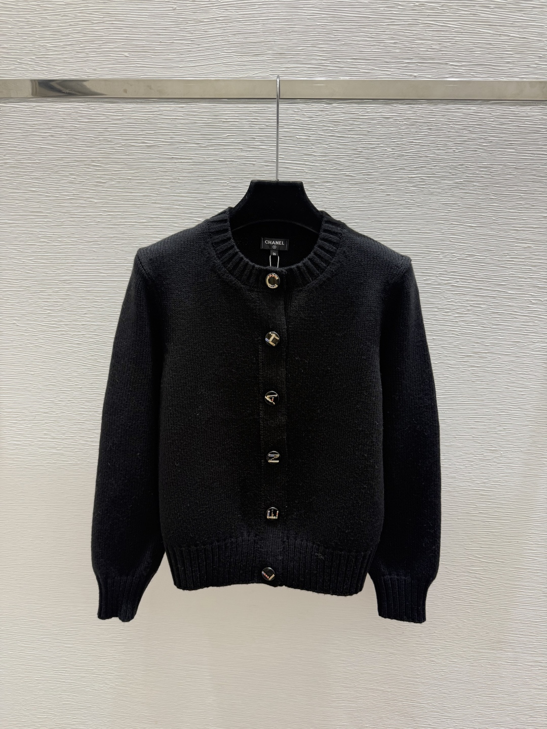 🆕CH家🆕  早秋新款  纯色简约圆领针织长袖开衫 颜色：杏色 黑色 尺码：36.38.40      