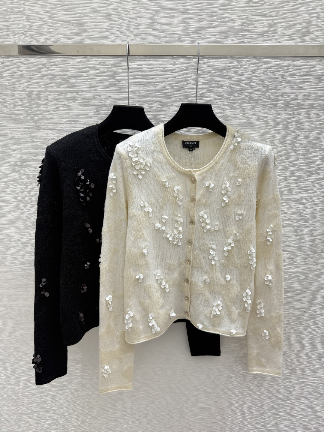 🆕CH家🆕  早秋新款  纯色珠片圆领针织长袖开衫 颜色：杏色 黑色 尺码：36.38.40      