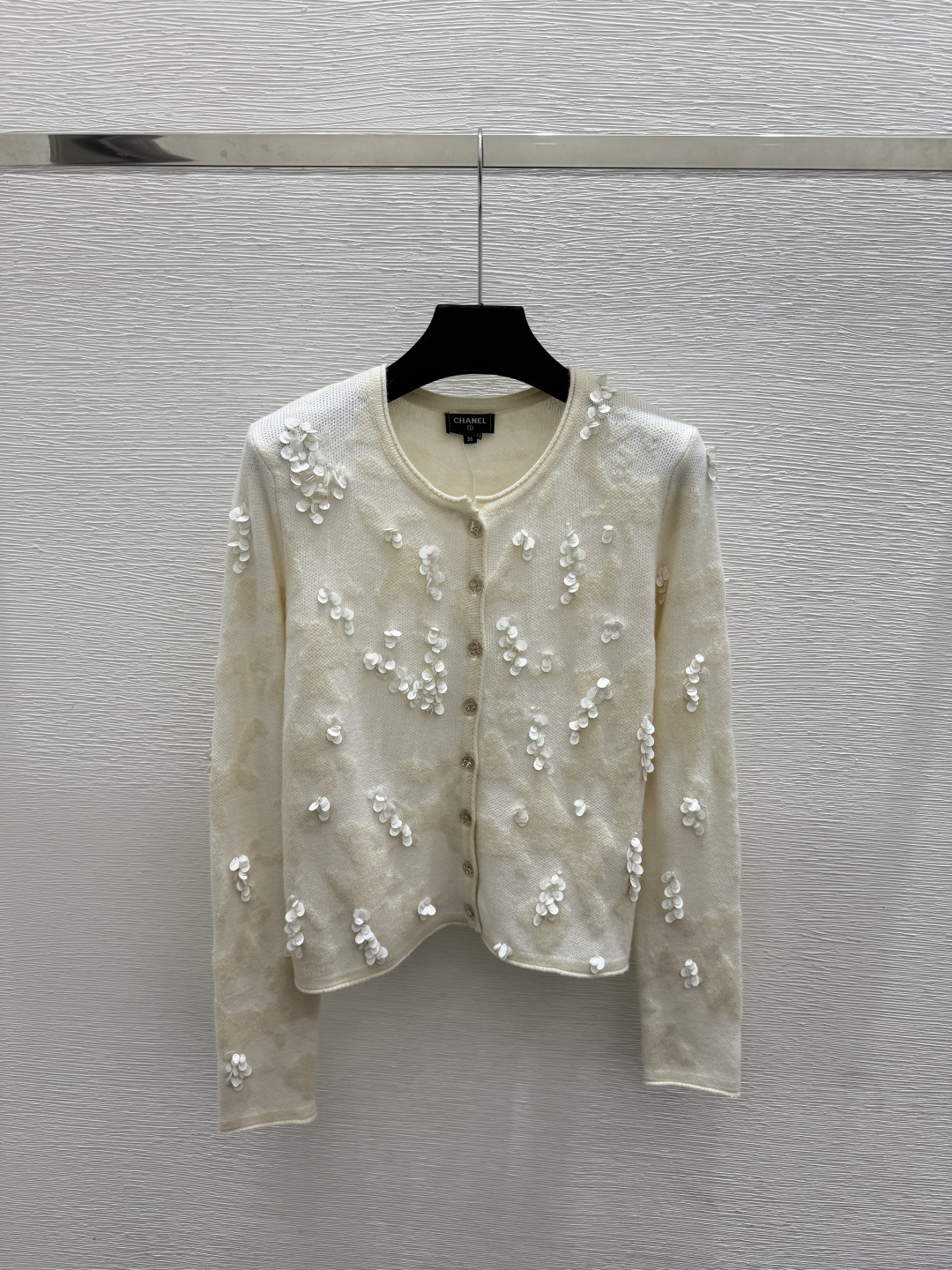 🆕CH家🆕  早秋新款  纯色珠片圆领针织长袖开衫 颜色：杏色 黑色 尺码：36.38.40      