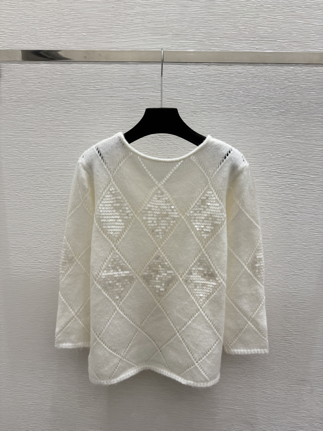 🆕CH家🆕  早秋新款  纯色珠片圆领针织长袖 颜色：白色  尺码：36.38.40      