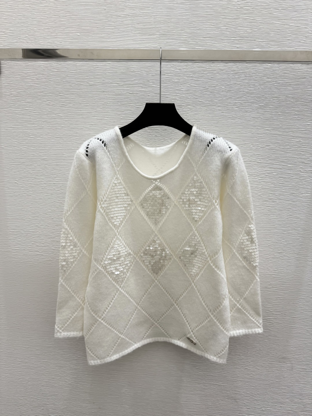 🆕CH家🆕  早秋新款  纯色珠片圆领针织长袖 颜色：白色  尺码：36.38.40      