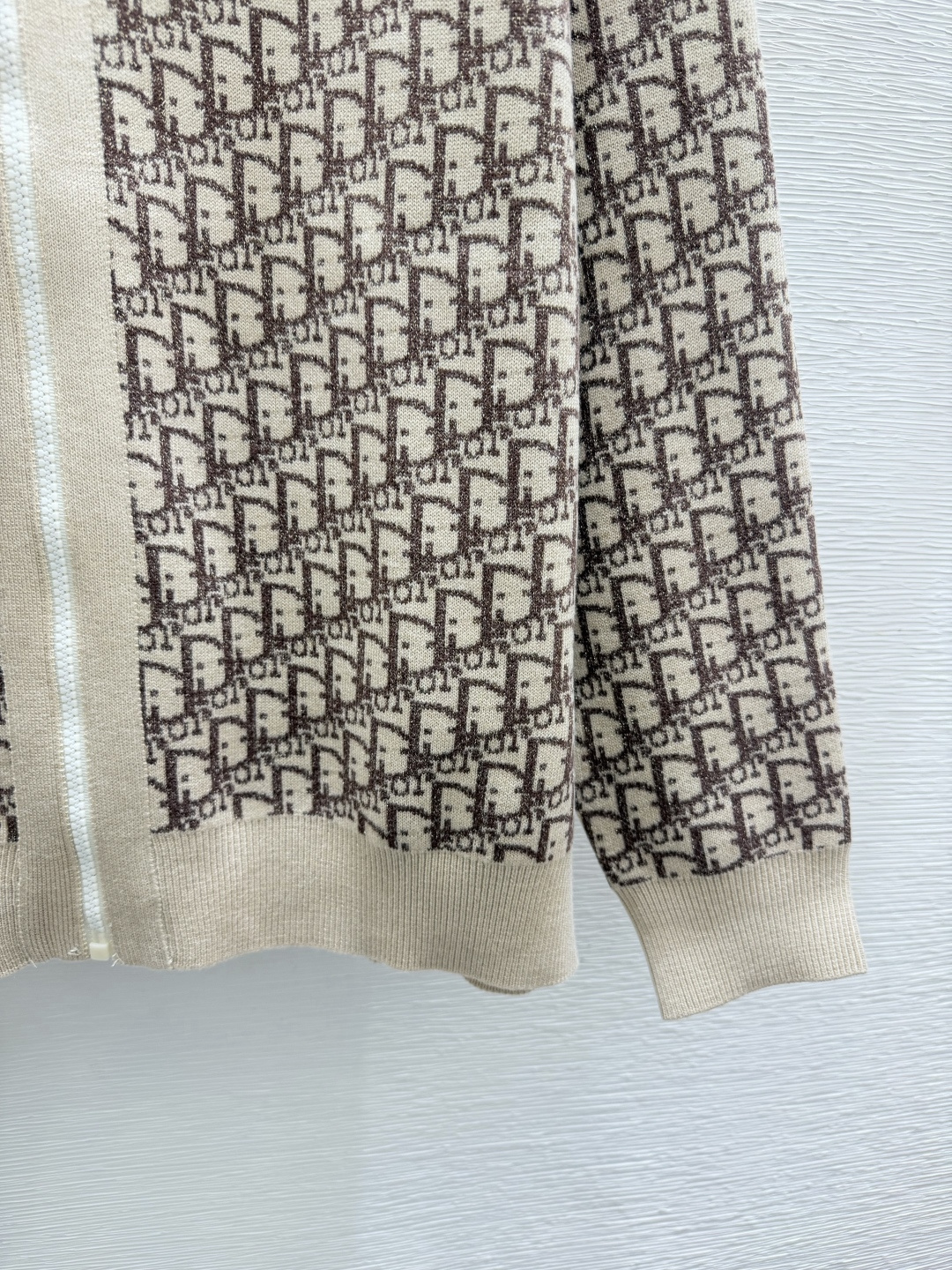 🆕D家🆕  早秋新款  撞色老花字母连帽双面针织长袖开衫 颜色：卡其 尺码：36.38.40      