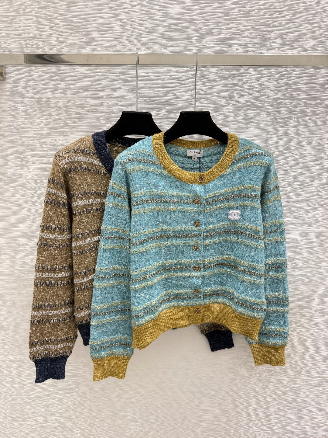 🆕CH家🆕  早秋新款  撞色条纹圆领针织长袖开衫 颜色：蓝色 咖啡 尺码：36.38.40      