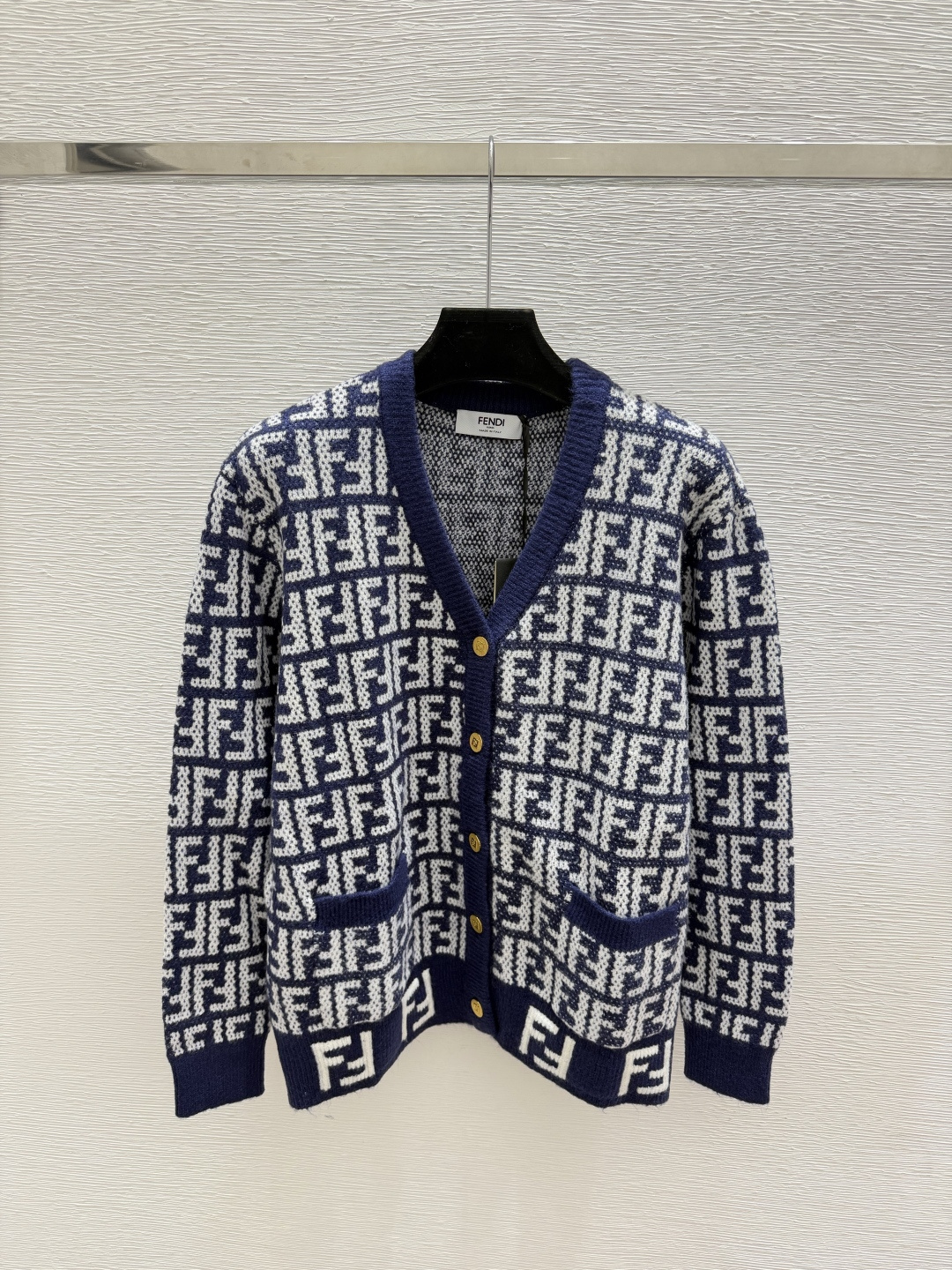 🆕F家🆕  早秋新款  撞色老花字母V领针织长袖开衫 颜色：宝蓝 尺码：36.38.40      