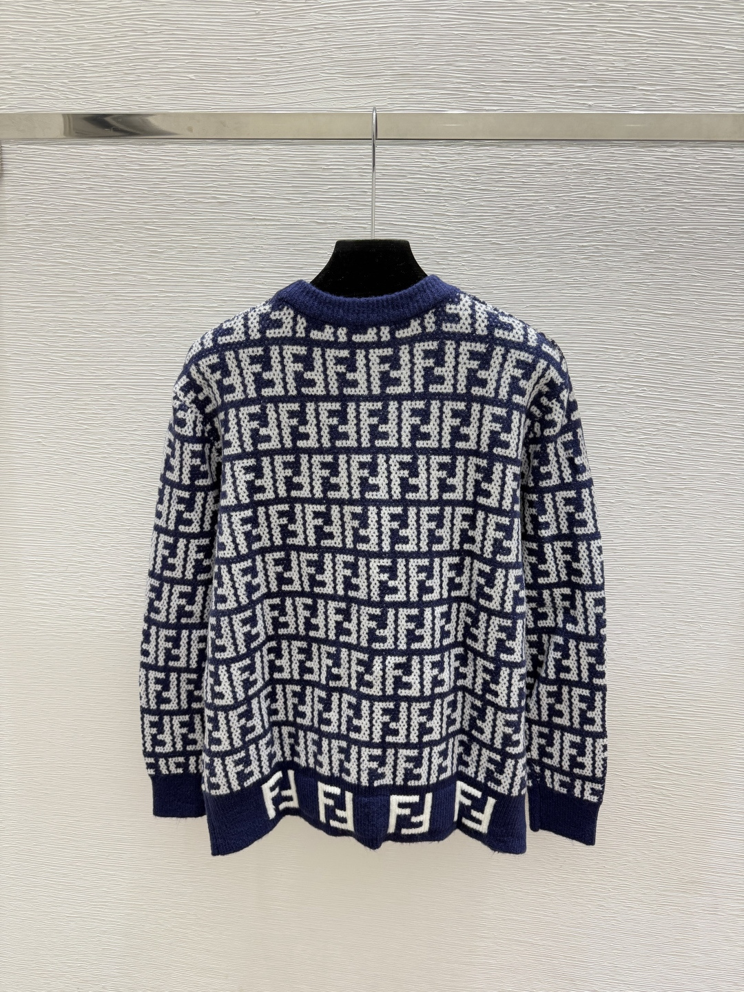 🆕F家🆕  早秋新款  撞色老花字母V领针织长袖开衫 颜色：宝蓝 尺码：36.38.40      