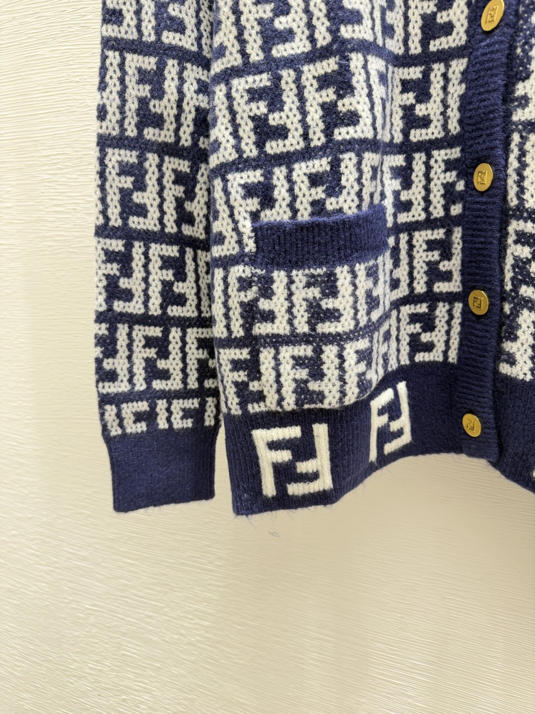 🆕F家🆕  早秋新款  撞色老花字母V领针织长袖开衫 颜色：宝蓝 尺码：36.38.40      