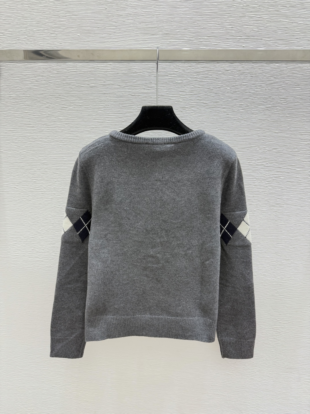 🆕M家🆕  早秋新款  撞色菱格圆领针织长袖开衫 颜色：杏色 灰色 尺码：36.38.40      