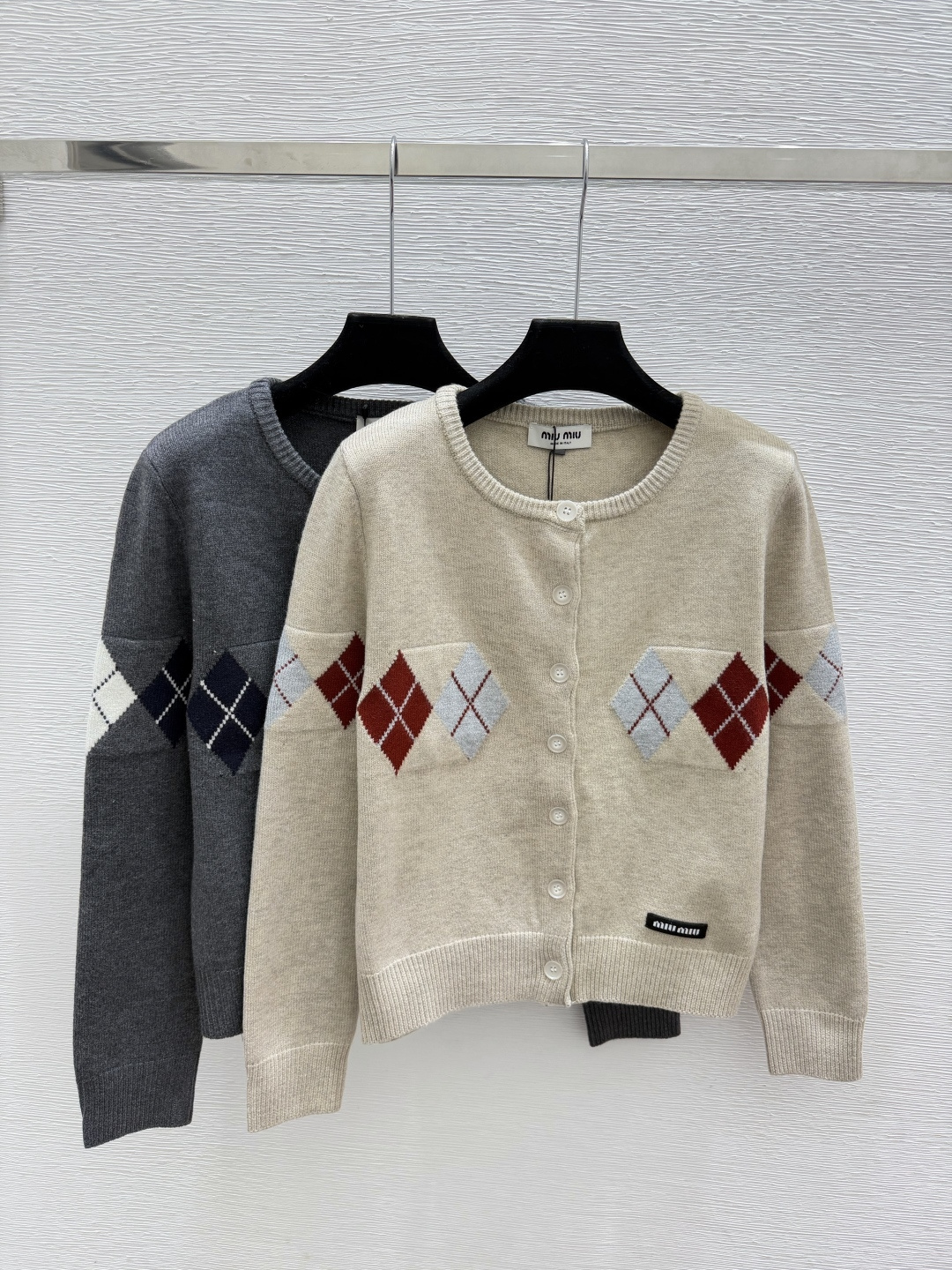🆕M家🆕  早秋新款  撞色菱格圆领针织长袖开衫 颜色：杏色 灰色 尺码：36.38.40      