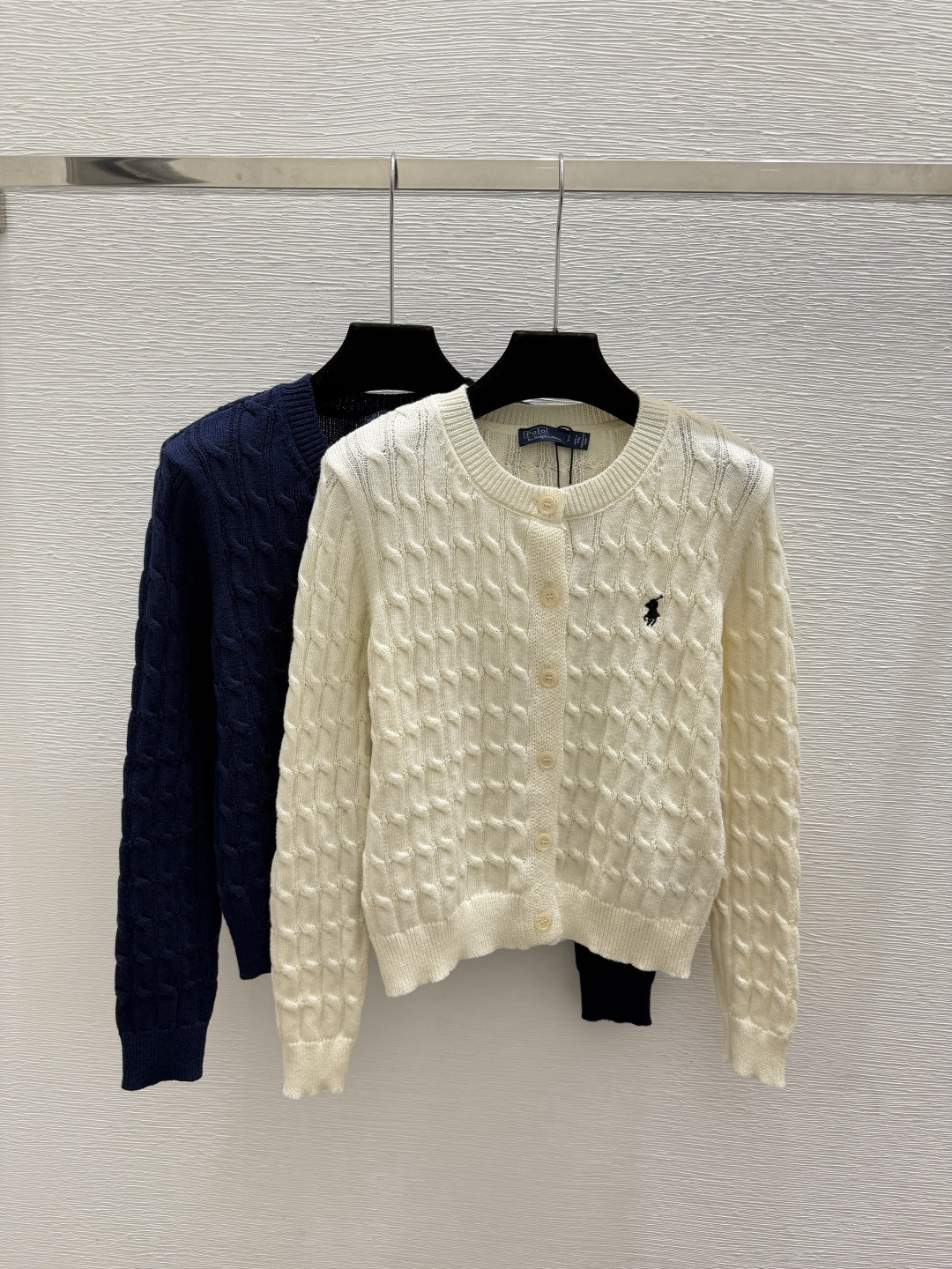 🆕PO家🆕  早秋新款  纯色简约圆领针织长袖开衫 颜色：白色 宝蓝 尺码：36.38.40      