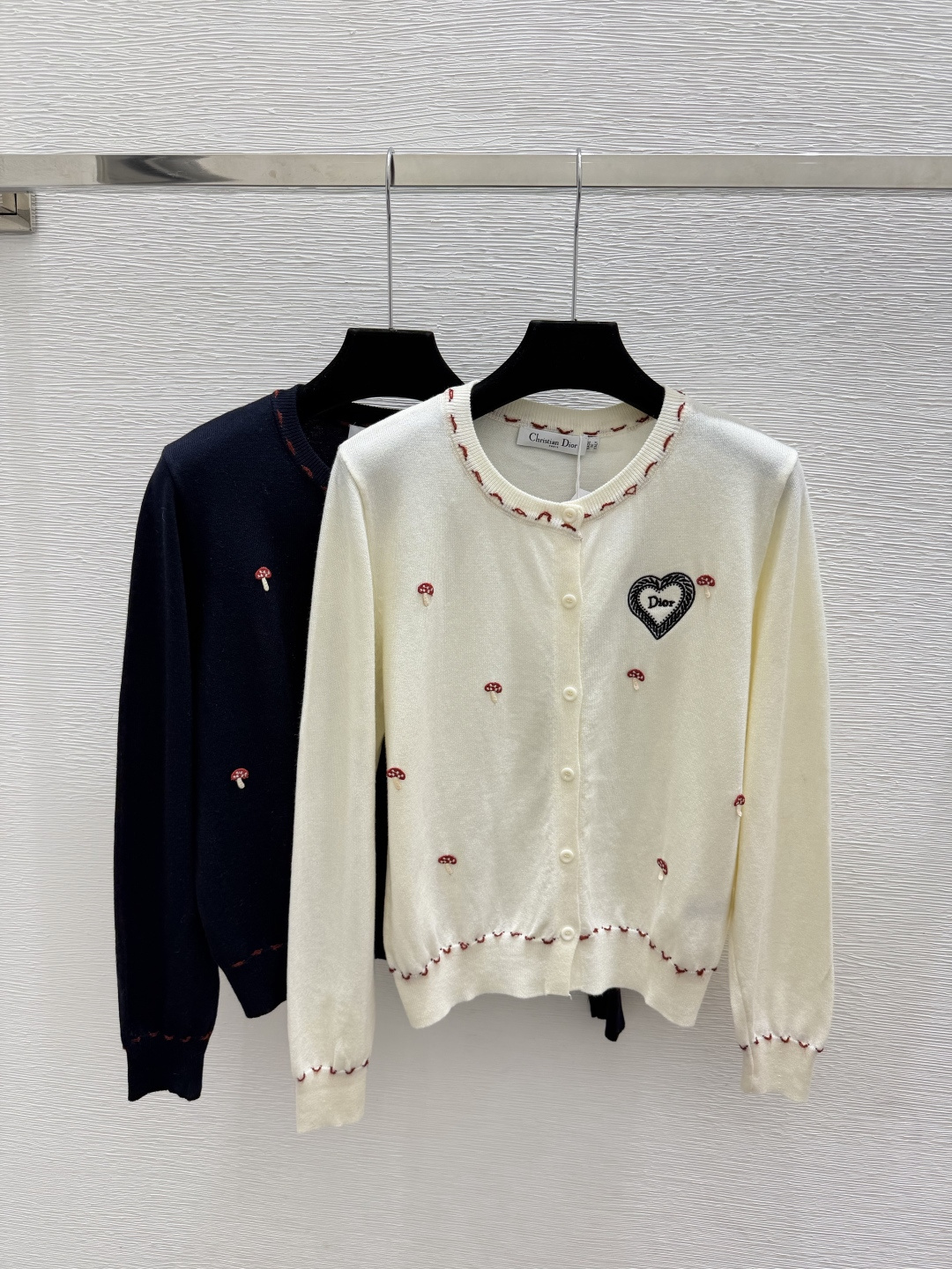 🆕D家🆕  早秋新款  撞色蘑菇圆领针织长袖开衫 颜色：杏色 宝蓝 尺码：36.38.40      