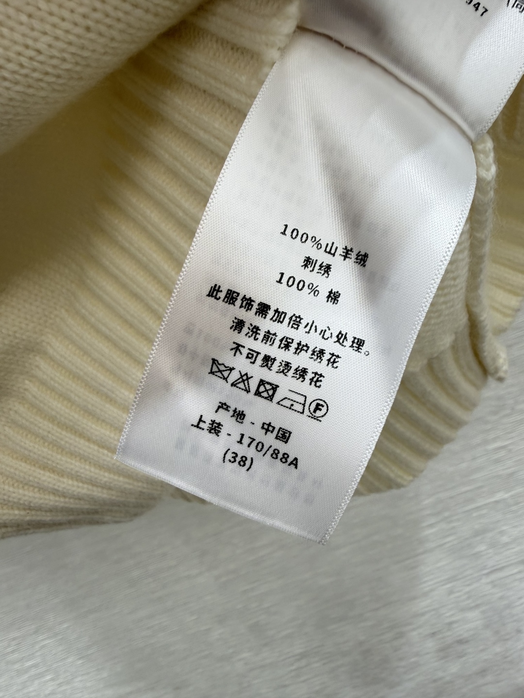 🆕D家🆕  早秋新款  撞色五角星圆领针织短袖 颜色：杏色  尺码：36.38.40      