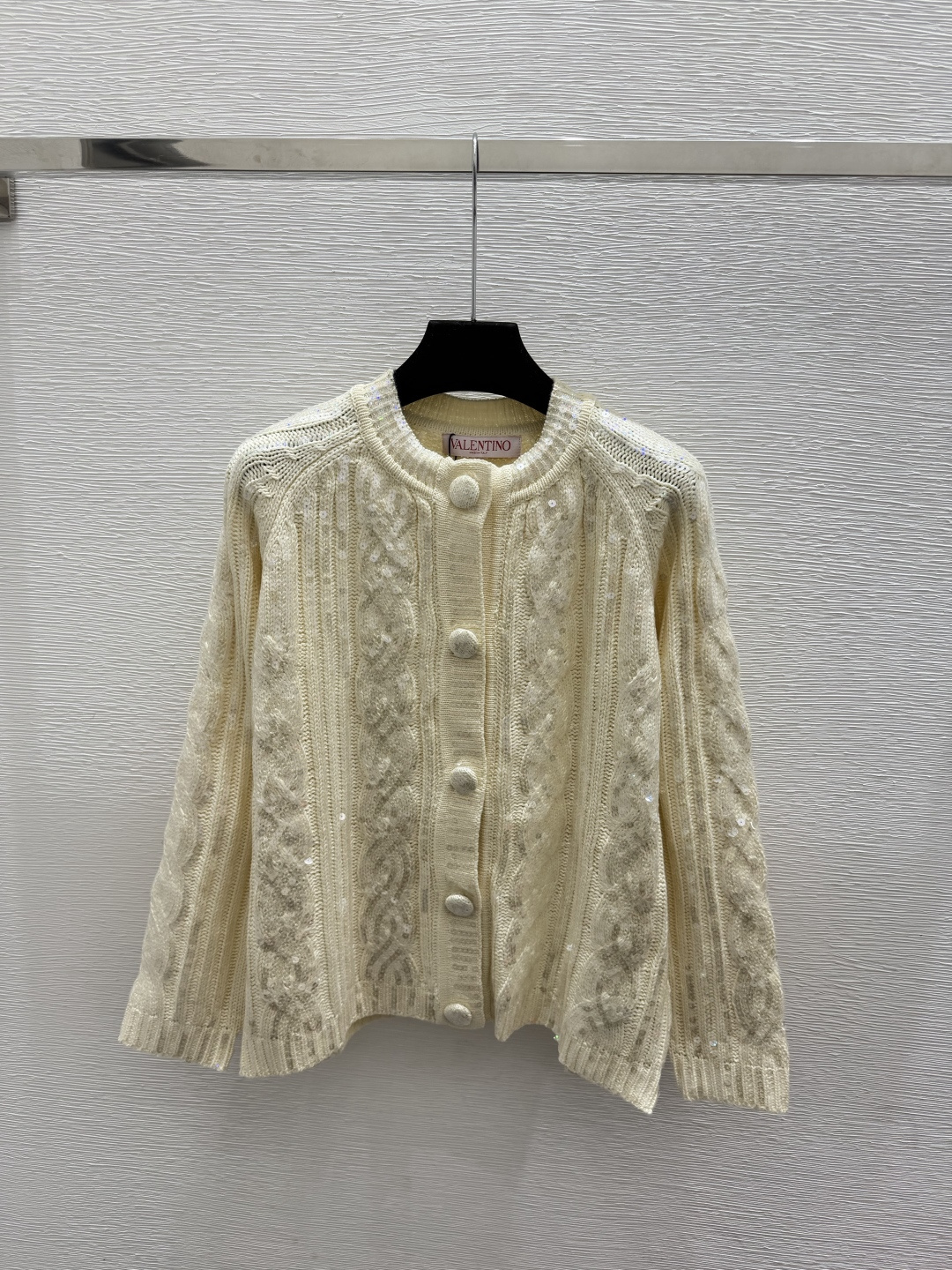 🆕VA家🆕  早秋新款  纯色珠片圆领针织长袖开衫 颜色：杏色 尺码：36.38.40      