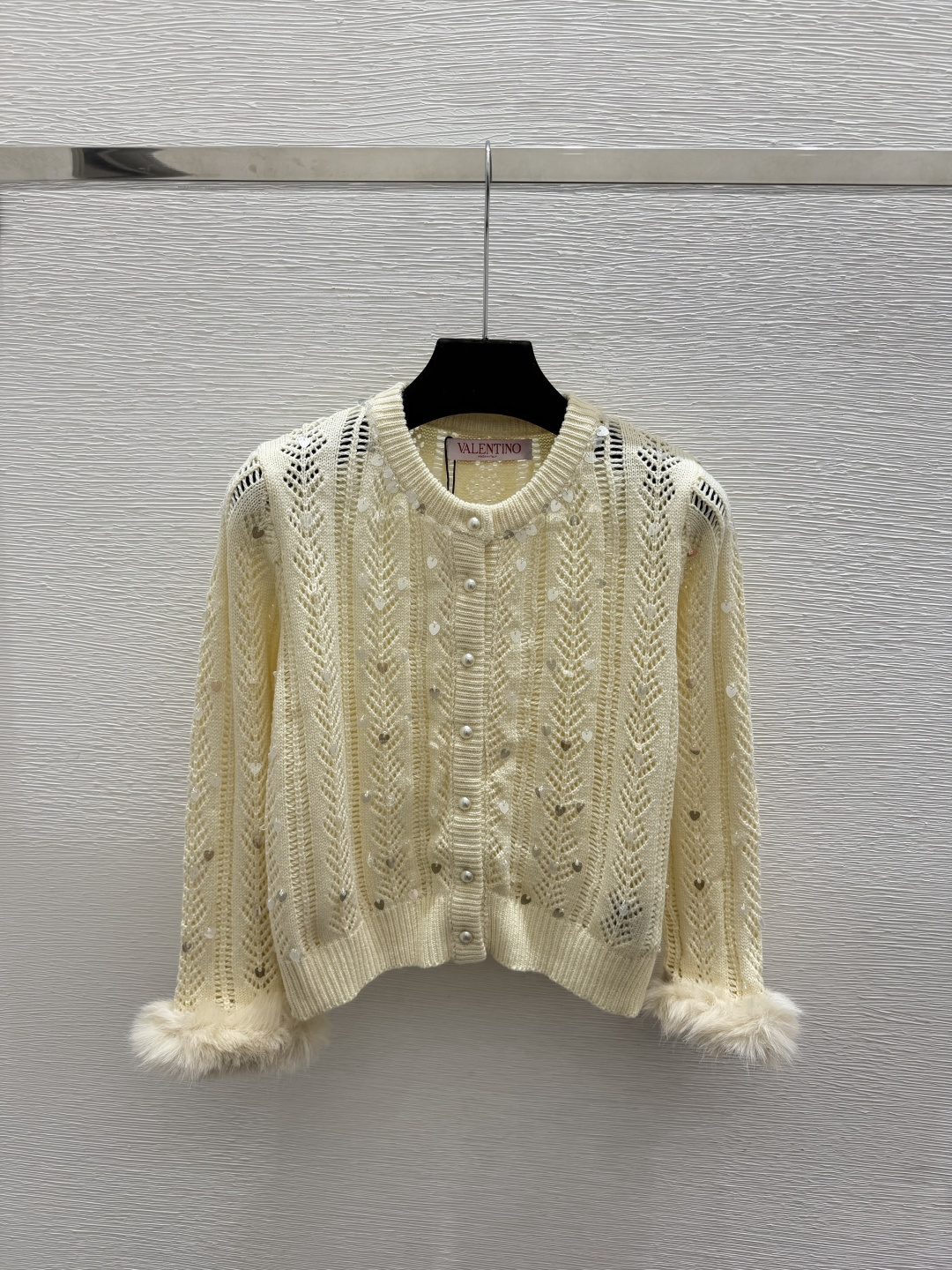 🆕VA家🆕  早秋新款  纯色珠片羽饰圆领针织长袖开衫 颜色：杏色 尺码：36.38.40      