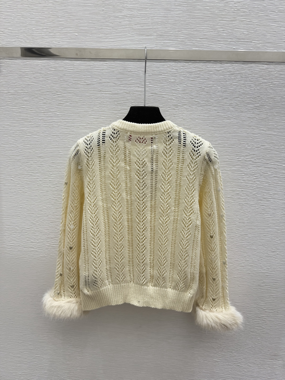 🆕VA家🆕  早秋新款  纯色珠片羽饰圆领针织长袖开衫 颜色：杏色 尺码：36.38.40      
