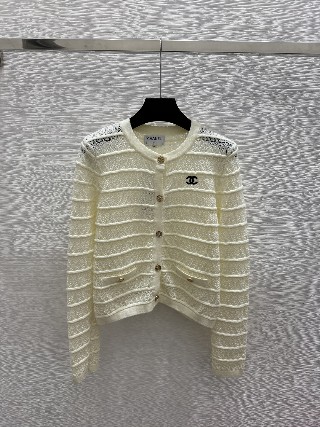 🆕CH家🆕  早秋新款  纯色简约圆领针织长袖开衫 颜色：杏色 咖啡 尺码：36.38.40      