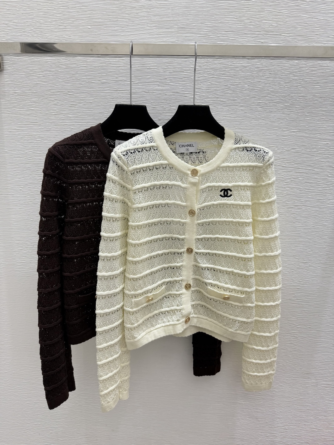 🆕CH家🆕  早秋新款  纯色简约圆领针织长袖开衫 颜色：杏色 咖啡 尺码：36.38.40      