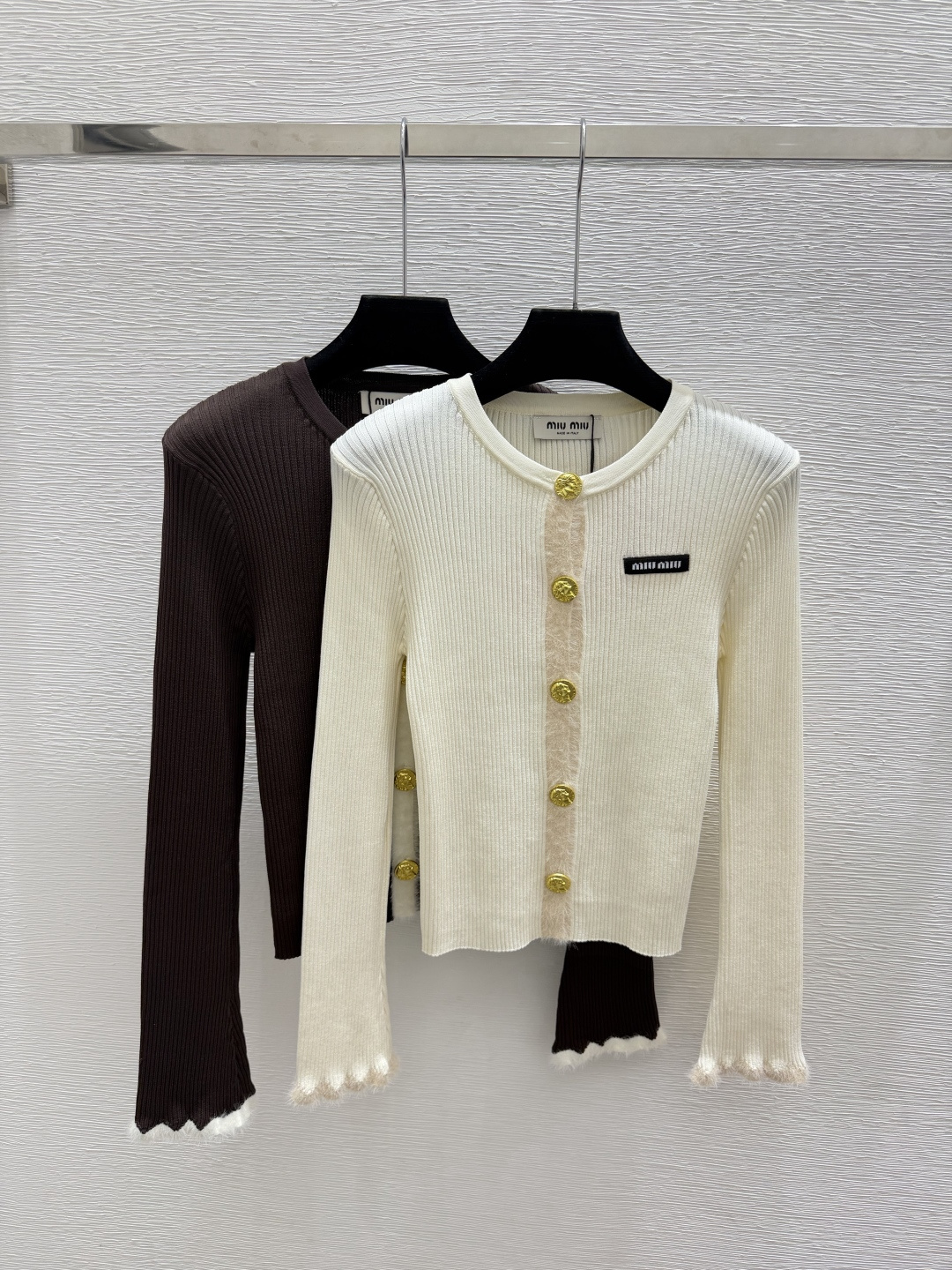 🆕M家🆕  早秋新款  纯色简约圆领针织长袖开衫 颜色：杏色 咖啡 尺码：36.38.40      