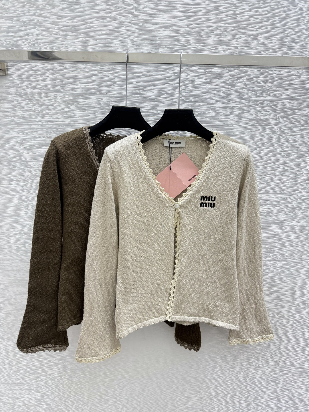 🆕M家🆕  早秋新款  纯色简约V领针织长袖开衫 颜色：杏色 咖啡 尺码：36.38.40      