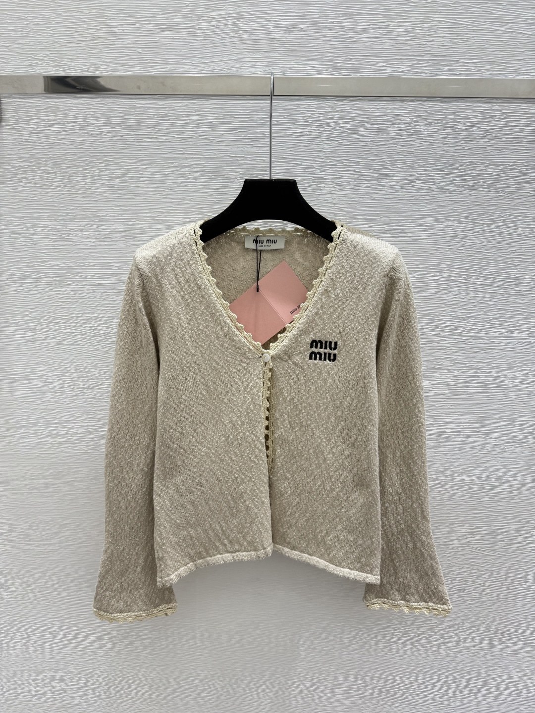 🆕M家🆕  早秋新款  纯色简约V领针织长袖开衫 颜色：杏色 咖啡 尺码：36.38.40      