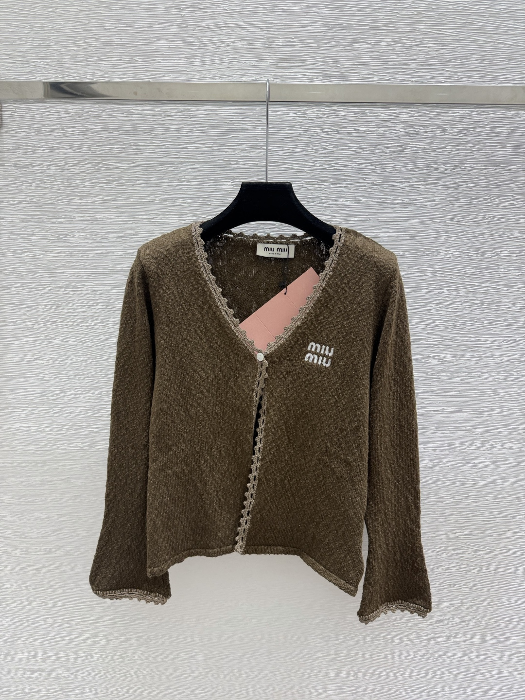 🆕M家🆕  早秋新款  纯色简约V领针织长袖开衫 颜色：杏色 咖啡 尺码：36.38.40      
