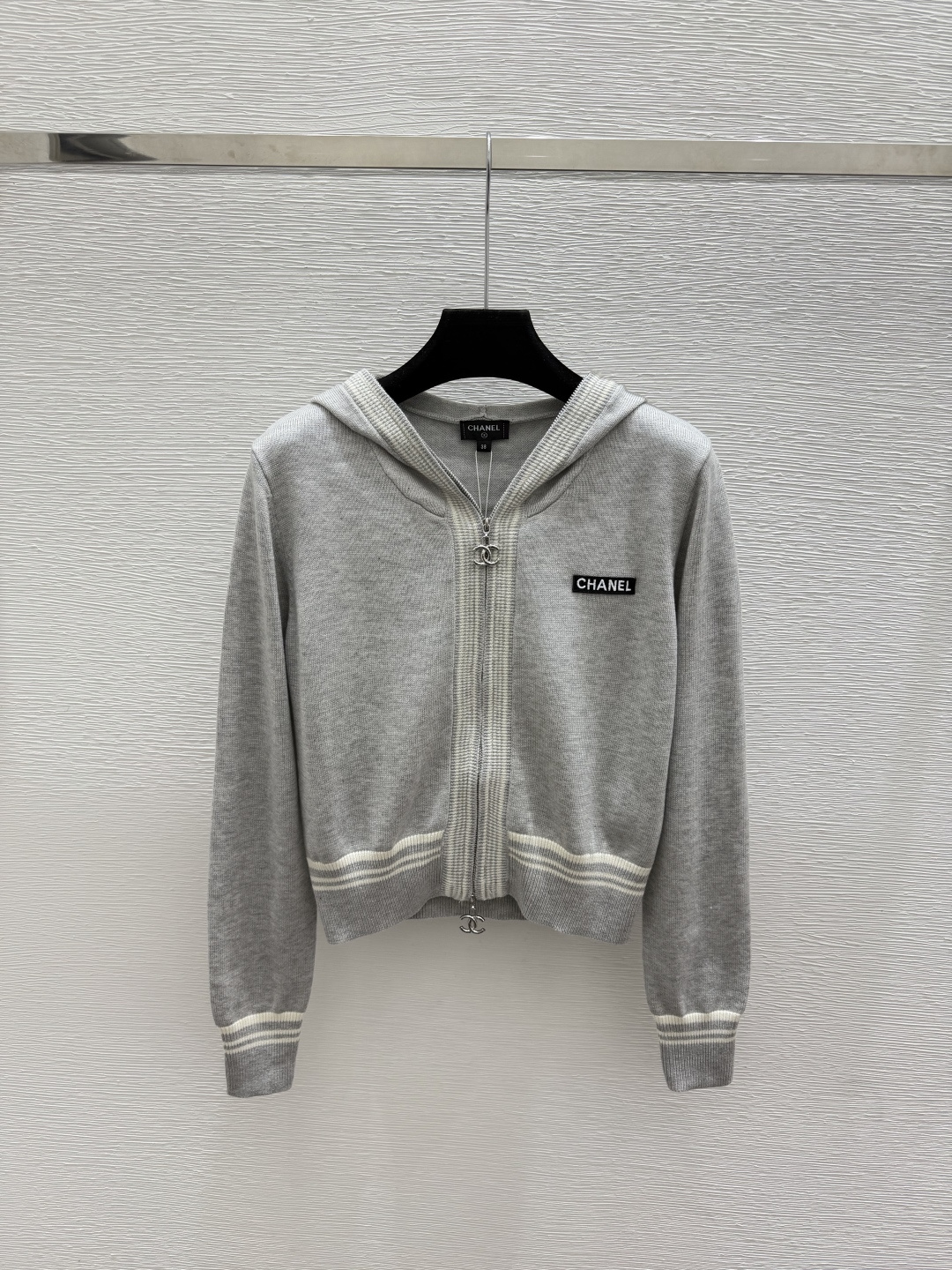 🆕CH家🆕  早秋新款  撞色连帽针织长袖开衫 颜色：灰色 宝蓝 尺码：36.38.40      