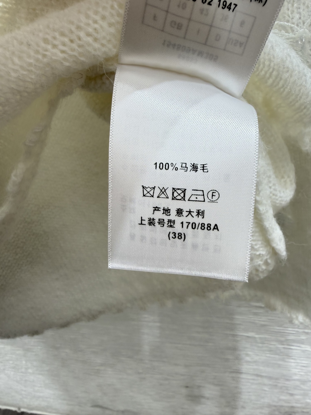 🆕D家🆕  早秋新款  纯色蝴蝶圆领针织长袖 颜色：白色 灰色 尺码：36.38.40      
