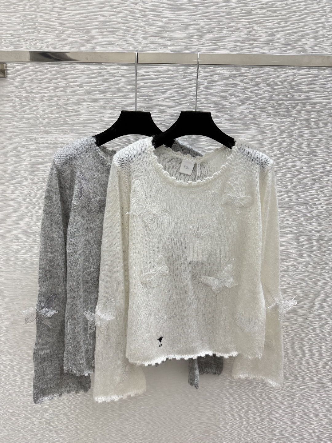 🆕D家🆕  早秋新款  纯色蝴蝶圆领针织长袖 颜色：白色 灰色 尺码：36.38.40      