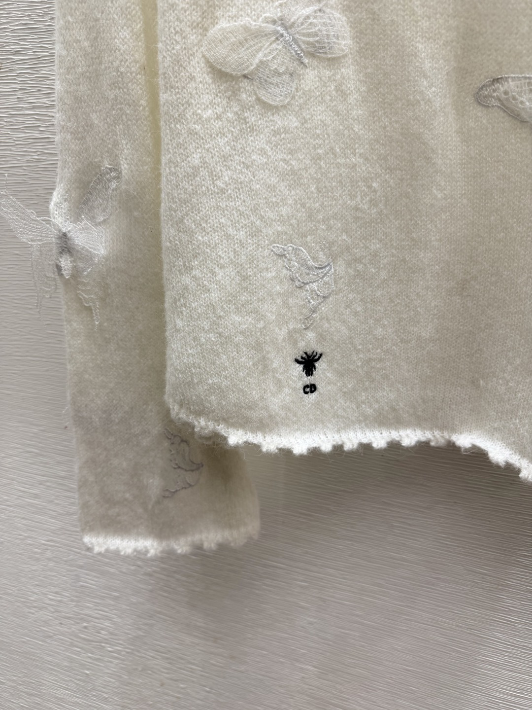 🆕D家🆕  早秋新款  纯色蝴蝶圆领针织长袖 颜色：白色 灰色 尺码：36.38.40      