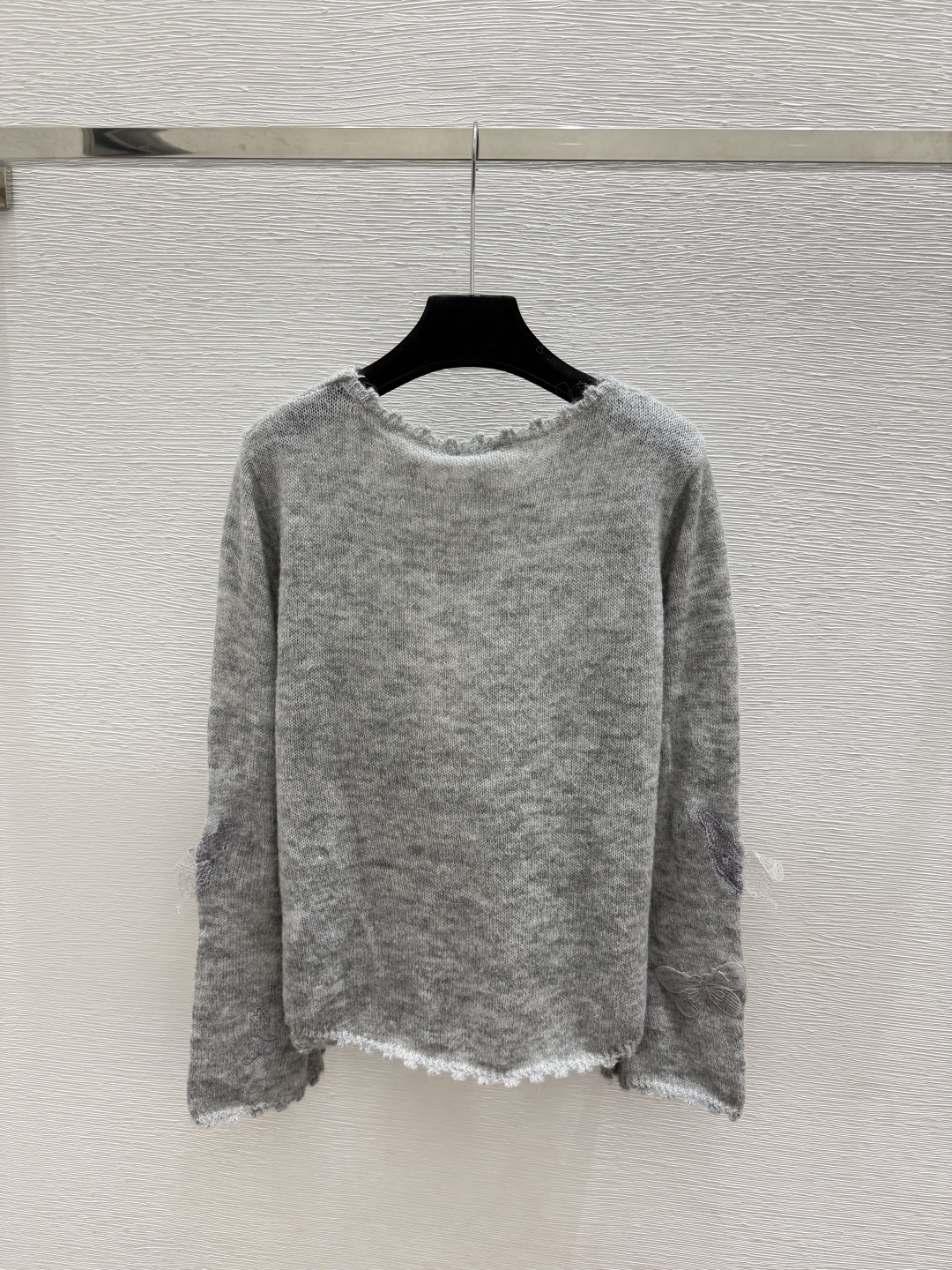 🆕D家🆕  早秋新款  纯色蝴蝶圆领针织长袖 颜色：白色 灰色 尺码：36.38.40      