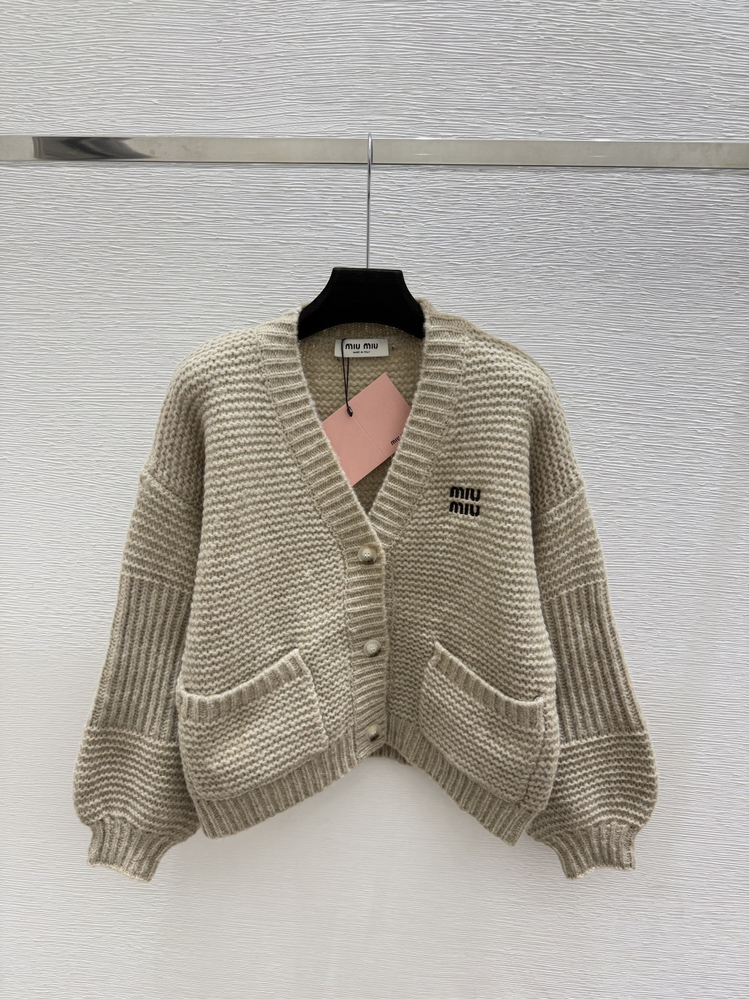🆕M家🆕  早秋新款  纯色简约V领针织长袖开衫 颜色：卡其 尺码：36.38.40      