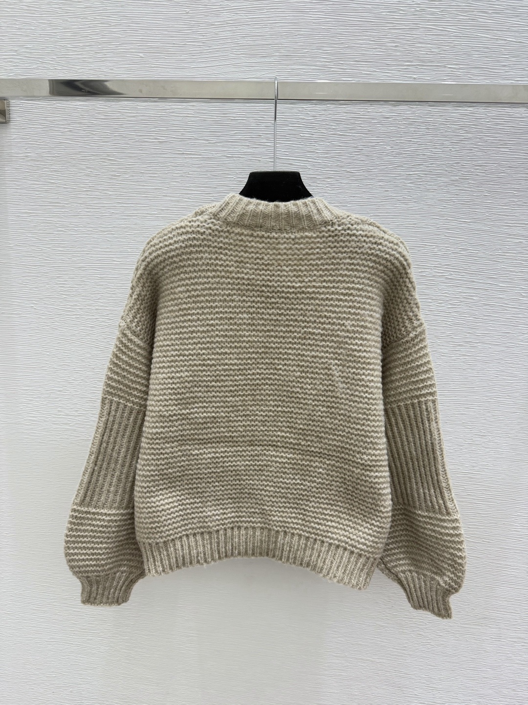 🆕M家🆕  早秋新款  纯色简约V领针织长袖开衫 颜色：卡其 尺码：36.38.40      