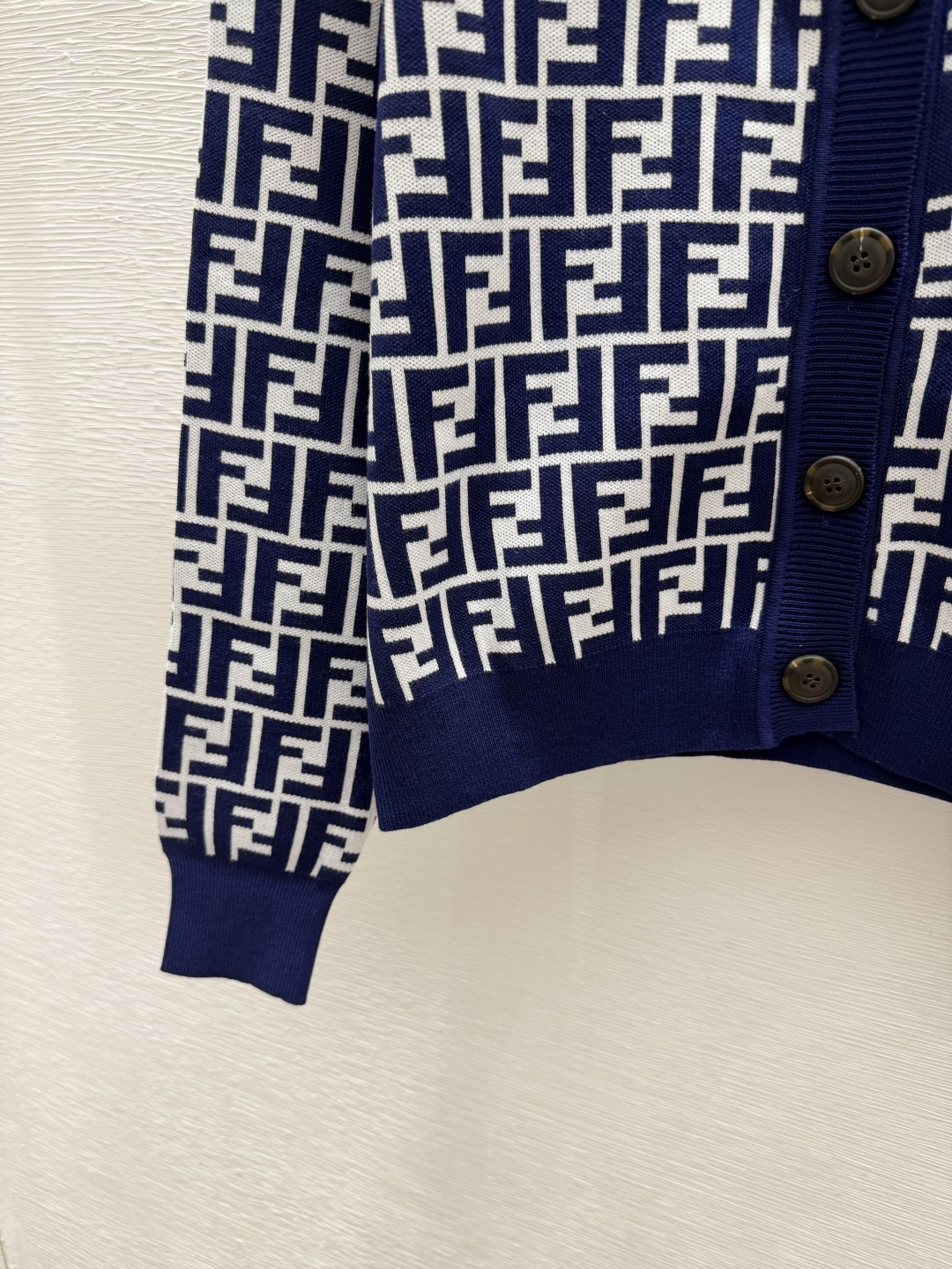 🆕F家🆕  早秋新款  撞色老花字母V领针织长袖开衫 颜色：白色 咖啡 宝蓝 尺码：36.38.40      