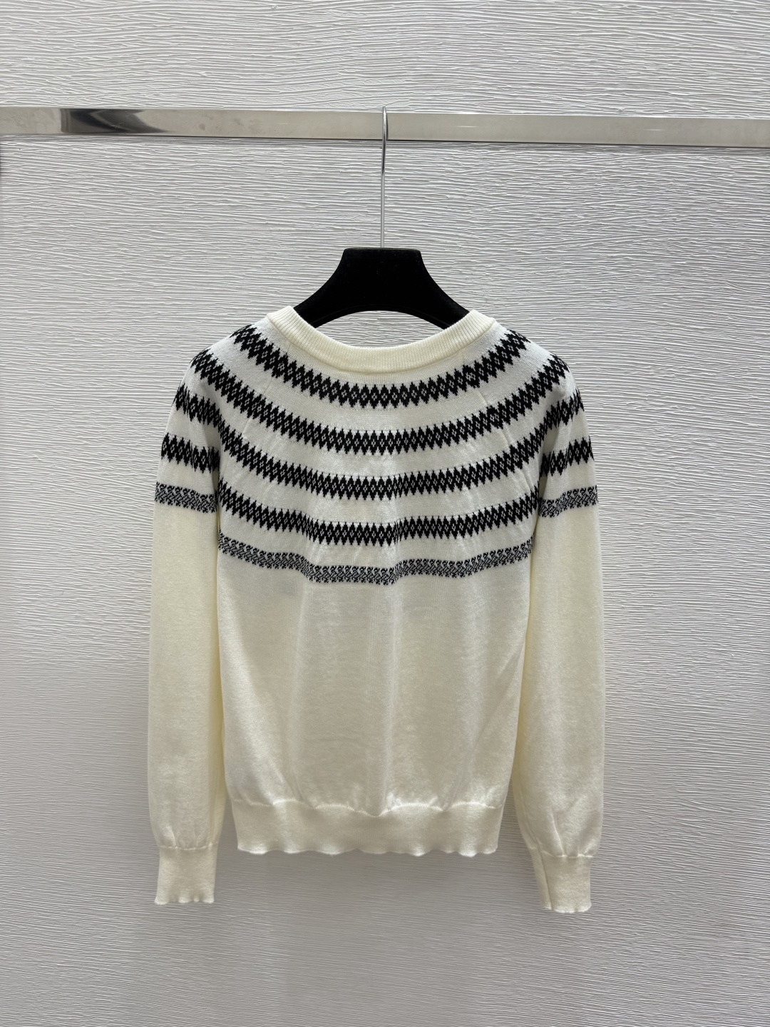 🆕D家🆕  早秋新款  撞色条纹圆领针织长袖开衫 颜色：白色 黑色 尺码：36.38.40      
